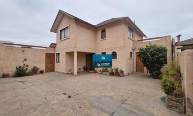Se vende amplia casa en primera línea con vista al mar – Condominio Santa María del Mar, La Herradura, Coquimbo.