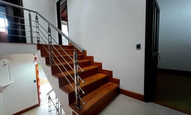 Casa en arriendo en Loma del Escobero, Envigado