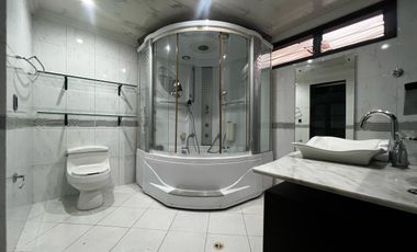 Casa en arriendo en Loma del Escobero, Envigado