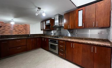 Casa en arriendo en Loma del Escobero, Envigado