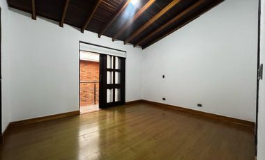 Casa en arriendo en Loma del Escobero, Envigado