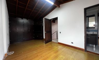 Casa en arriendo en Loma del Escobero, Envigado