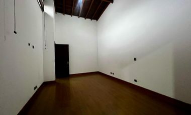 Casa en arriendo en Loma del Escobero, Envigado