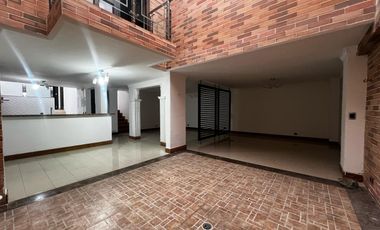 Casa en arriendo en Loma del Escobero, Envigado