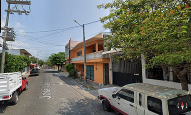Casa ubicada en colonia 8 de Marzo Boca del Río Veracruz. Con 3 recamaras y 211 m2. Muy cerca de Playa Mocambo.