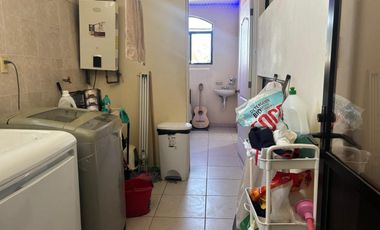Edificio en Venta cerca de Himalaya con 2 Departamentos y 2 Locales.  Se vende todo el Edificio: