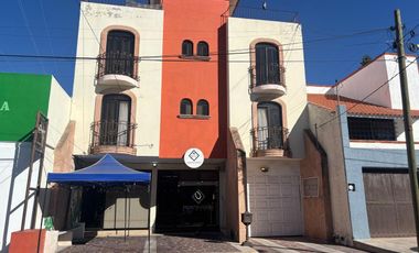 Edificio en Venta cerca de Himalaya con 2 Departamentos y 2 Locales.  Se vende todo el Edificio: