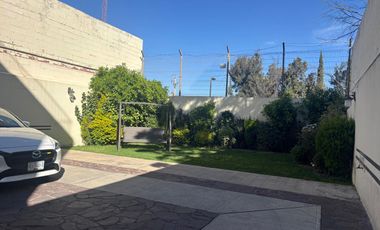 Edificio en Venta cerca de Himalaya con 2 Departamentos y 2 Locales.  Se vende todo el Edificio:
