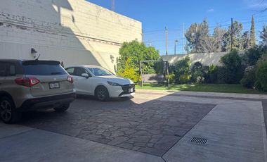 Edificio en Venta cerca de Himalaya con 2 Departamentos y 2 Locales.  Se vende todo el Edificio: