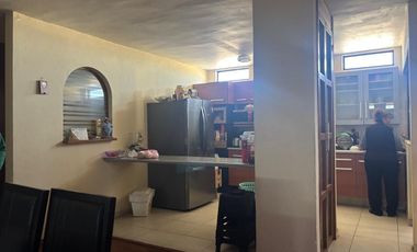Edificio en Venta cerca de Himalaya con 2 Departamentos y 2 Locales.  Se vende todo el Edificio: