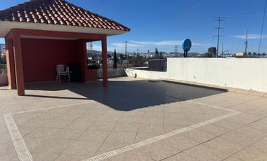 Edificio en Venta cerca de Himalaya con 2 Departamentos y 2 Locales.  Se vende todo el Edificio: