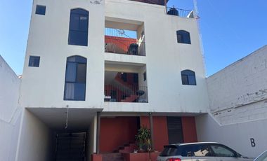 Edificio en Venta cerca de Himalaya con 2 Departamentos y 2 Locales.  Se vende todo el Edificio: