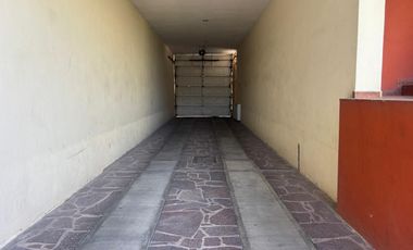 Edificio en Venta cerca de Himalaya con 2 Departamentos y 2 Locales.  Se vende todo el Edificio: