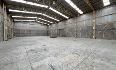NAVE INDUSTRIAL / BODEGA SALIDA A CHARO CON PATIO DE MANIOBRAS, NAVE Y OFICINAS