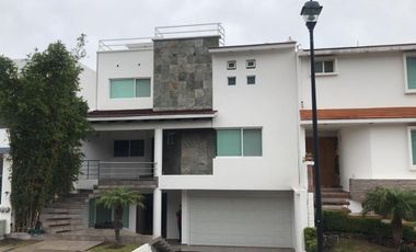 RESIDENCIA EN RENTA EN CUMBRES DEL CIMATARIO