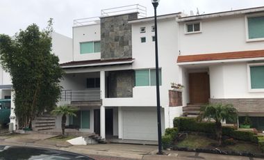 RESIDENCIA EN RENTA EN CUMBRES DEL CIMATARIO