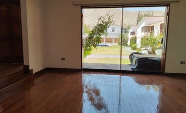 ALQUILER DE HERMOSA CASA EN CONDOMINIO – LA PLANICIE, 2DA ETAPA – US$ 2,500