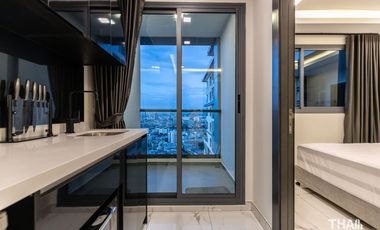 1 Bedroom Condo with City and Sea View