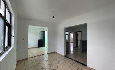 Casa en venta a 5 min de Real Center con local y terraza