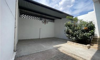 Casa en venta a 5 min de Real Center con local y terraza