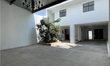 Casa en venta a 5 min de Real Center con local y terraza
