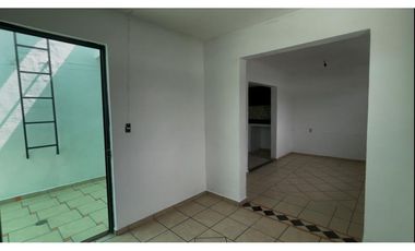 Casa en venta a 5 min de Real Center con local y terraza