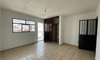 Casa en venta a 5 min de Real Center con local y terraza