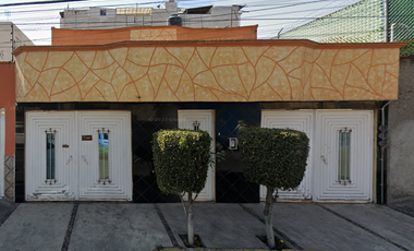Casa en Venta. Moctezuma 1ra Sección, Venustiano Carranza. Remate Hipotecario.