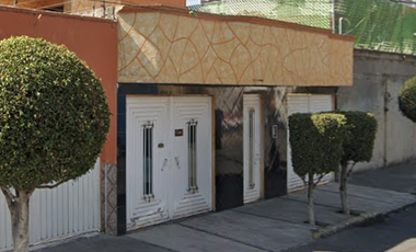 Casa en Venta. Moctezuma 1ra Sección, Venustiano Carranza. Remate Hipotecario.