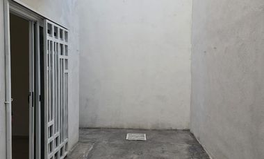 CASA EN RENTA AL ORIENTE DE SALTILLO EN FRACCIONAMIENTO CERRADO VALLE DE LOS ALMENDROS FRENTE A PARQUE