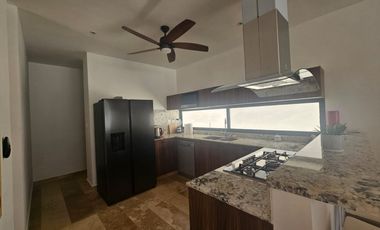 CASA EN VENTA EQUPADA EN PRIVADA TAMORA CONKAL