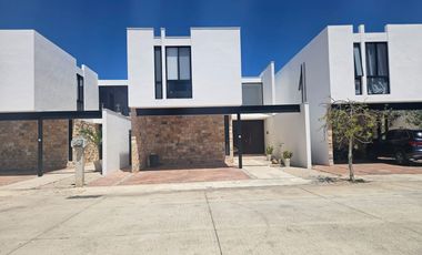 CASA EN VENTA EQUPADA EN PRIVADA TAMORA CONKAL