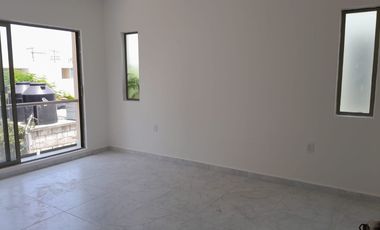 Casa en renta 3 recs, remodelada y en la mejor ubicacion !