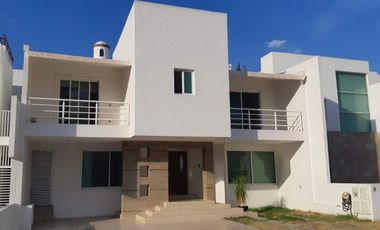 Venta Excelente Residencia en Privada Arboledas, 5 recámaras muy amplia