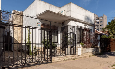 VENTA CASA 5 AMBIENTE CON JARDIN Y COCHERA MORON