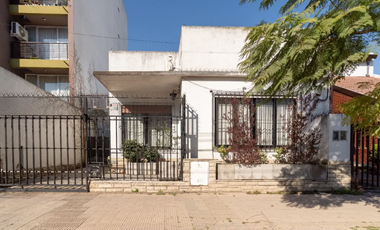 VENTA CASA 5 AMBIENTE CON JARDIN Y COCHERA MORON