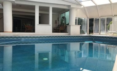 Casa Residencial en venta en el Estado de México. ( con alberca, salón de convivios, amueblada y decorada ).