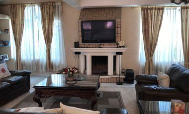 Casa Residencial en venta en el Estado de México. ( con alberca, salón de convivios, amueblada y decorada ).