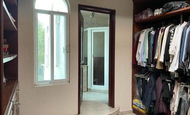 Casa Residencial en venta en el Estado de México. ( con alberca, salón de convivios, amueblada y decorada ).