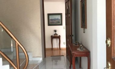 Casa Residencial en venta en el Estado de México. ( con alberca, salón de convivios, amueblada y decorada ).