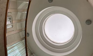 Casa Residencial en venta en el Estado de México. ( con alberca, salón de convivios, amueblada y decorada ).