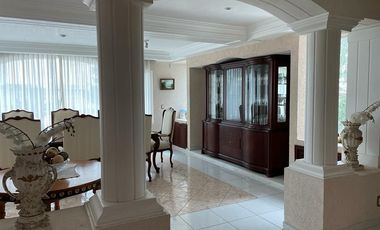Casa Residencial en venta en el Estado de México. ( con alberca, salón de convivios, amueblada y decorada ).