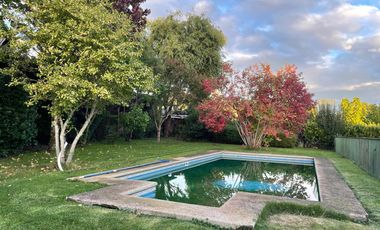 Hermosa Casa Con Lindo y Gran Jardín En Condominio