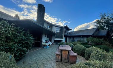 Hermosa Casa Con Lindo y Gran Jardín En Condominio