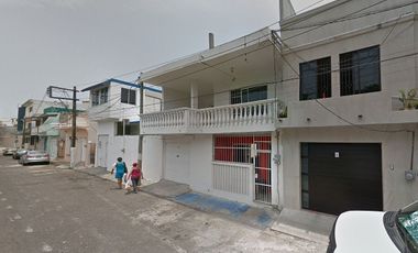 VENTA DE CASA GRANDE EN CALLE VADO JHONSON, COL. CENTRO. VERACRUZ, VERACRUZ