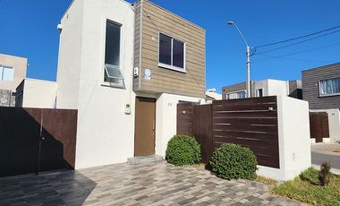 Casa en venta sin muebles 2D 1.5B Condominio Los Lucumos, sector Bosque Orte. III, Coquimbo