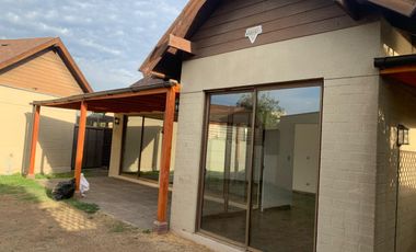 Hermosa casa 3 dormitorios 3 baños en condominio Los Poleros