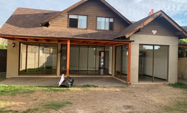 Hermosa casa 3 dormitorios 3 baños en condominio Los Poleros