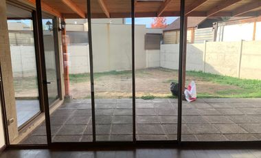Hermosa casa 3 dormitorios 3 baños en condominio Los Poleros