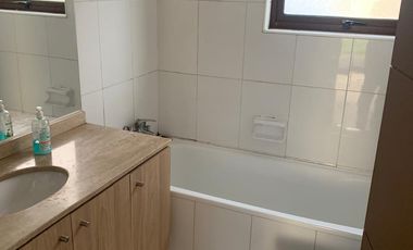 Hermosa casa 3 dormitorios 3 baños en condominio Los Poleros